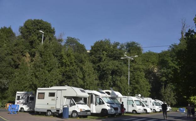 Comienzan a fumigar el parking de caravanas de Berio